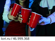 Группа друзей в костюмах пьет на Хэллоуинской вечеринке, крупным планом. Стоковое фото, фотограф Pixel_shot / Фотобанк Лори