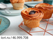 Сетка вкусных круффинов с шоколадом на белом фоне. Стоковое фото, фотограф Pixel_shot / Фотобанк Лори