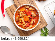 Миска вкусного говяжьего рагу на белом фоне. Стоковое фото, фотограф Pixel_shot / Фотобанк Лори