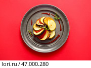 Тарелка вкусного рагу на красном фоне. Стоковое фото, фотограф Pixel_shot / Фотобанк Лори