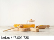 Деревянная доска с сладкими медовыми сотами и пчелиным пыльцой на светлом фоне. Стоковое фото, фотограф Pixel_shot / Фотобанк Лори