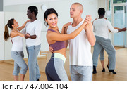 Dancing couples practicing dances in modern studio. Стоковое фото, фотограф Яков Филимонов / Фотобанк Лори