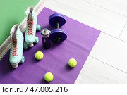Спортивный инвентарь с бутылкой для воды возле зеленой стены в спортзале. Стоковое фото, фотограф Pixel_shot / Фотобанк Лори