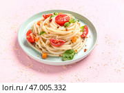 Тарелка с вкусной пастой примавера на розовом фоне. Стоковое фото, фотограф Pixel_shot / Фотобанк Лори
