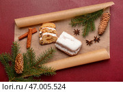 Композиция с вкусным рождественским штолленом на красном фоне. Стоковое фото, фотограф Pixel_shot / Фотобанк Лори