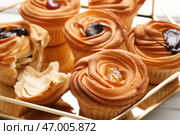 Лоток вкусных круффинов с шоколадом и вареньем на столе. Стоковое фото, фотограф Pixel_shot / Фотобанк Лори
