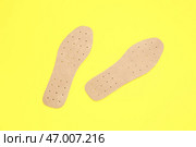 Ортопедические стельки на желтом фоне. Стоковое фото, фотограф Pixel_shot / Фотобанк Лори