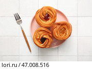 Тарелка вкусных краффинов с шоколадом и вареньем на белом плиточном фоне. Стоковое фото, фотограф Pixel_shot / Фотобанк Лори