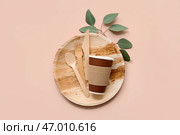 Одноразовая экологическая посуда с растительной веткой на розовом фоне. Стоковое фото, фотограф Pixel_shot / Фотобанк Лори