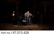 Emotional drummer hitting drum cymbals in repetition grunge style studio. Стоковое фото, фотограф David Kashakhi / Фотобанк Лори