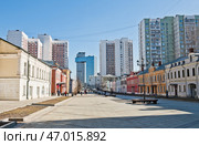 Школьная улица ранней весной. Москва. Редакционное фото, фотограф E. O. / Фотобанк Лори