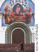 Russia, Yaroslavl, September 11, 2024. The entrance and the tiled icon above the entrance to the Cathedral of the Assumption of the Blessed Virgin Mary Golden Ring. Редакционное фото, фотограф Photojuli / Фотобанк Лори
