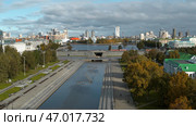 Bright summer view of the river and bridges where cars drive. Стоковое фото, фотограф David Kashakhi / Фотобанк Лори