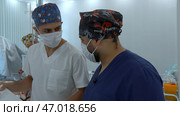 Neurosurgeon and anesthesiologist communicate before the procedure. Стоковое фото, фотограф David Kashakhi / Фотобанк Лори