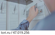 Installing circuit breakers is a key step for a reliable electrical system. A specialist ensures proper connection and safety. Стоковое видео, видеограф Svetlana Golovco / Фотобанк Лори