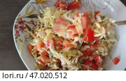 Салат из натуральных продуктов, капуста, огурцы, помидоры, зелень рука мешает ложкой салат. Salad made from natural products, cabbage, cucumbers, tomatoes, greens, hand stirs salad with a spoon. Стоковое видео, видеограф Наталья Пеньшина / Фотобанк Лори
