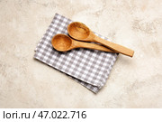 Тканевая салфетка и деревянные ложки на светлом фоне. Стоковое фото, фотограф Pixel_shot / Фотобанк Лори