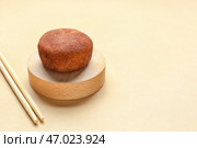 Вкусные японские моти на цветном фоне. Стоковое фото, фотограф Pixel_shot / Фотобанк Лори