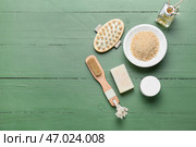 Композиция с различными массажными щетками на цветном деревянном фоне. Стоковое фото, фотограф Pixel_shot / Фотобанк Лори