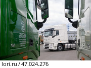 Седельный тягач Dongfeng GX в дилерском центре БорнТрак (2024 год). Редакционное фото, фотограф Антон Белицкий / Фотобанк Лори