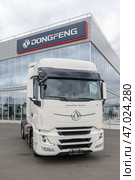 Грузовик Dongfeng возле дилерского центра (2024 год). Редакционное фото, фотограф Антон Белицкий / Фотобанк Лори