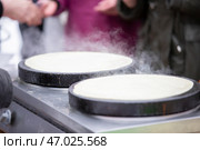 Street food. Fried pancakes in a street cafe. Стоковое фото, фотограф Лазаренко Светлана / Фотобанк Лори