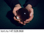 Гадалка с хрустальным шаром на темном фоне. Стоковое фото, фотограф Pixel_shot / Фотобанк Лори