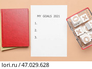 Пустой список дел на 2021 год, записные книжки и игра в тик-нолик на цветном фоне. Стоковое фото, фотограф Pixel_shot / Фотобанк Лори