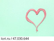 Сердце нарисовано с помадой на цветном фоне. Стоковое фото, фотограф Pixel_shot / Фотобанк Лори