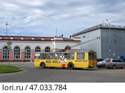 Троллейбус ЗиУ-682Г [Г00] №259 в рекламе такси "Maxim", Привокзальная площадь, Йошкар-Ола, Марий Эл (2020 год). Редакционное фото, фотограф Алексей Иванов / Фотобанк Лори