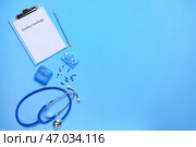 Буфер обмена со словом ЭНДОКРИНОЛОГИЯ, стетоскоп и таблетки на цветном фоне. Стоковое фото, фотограф Pixel_shot / Фотобанк Лори