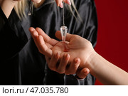 Гадалка читает будущее клиента на цветном фоне, крупным планом. Стоковое фото, фотограф Pixel_shot / Фотобанк Лори