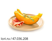 Тарелка с вкусной дыней и прошутто на белом фоне. Стоковое фото, фотограф Pixel_shot / Фотобанк Лори