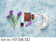 Композиция из флаконов капель, цветов и респиратора на цветном фоне. Стоковое фото, фотограф Pixel_shot / Фотобанк Лори