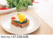 Вкусный бутерброд с флорентийским яйцом на столе. Стоковое фото, фотограф Pixel_shot / Фотобанк Лори