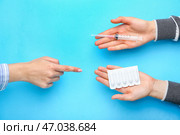 Женские руки с противозачаточным суппозиторием и шприцем на цветном фоне. Стоковое фото, фотограф Pixel_shot / Фотобанк Лори