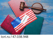 Бумага с надписью IMPEACHMENT, флагом США, книгами и судьей на деревянном фоне. Стоковое фото, фотограф Pixel_shot / Фотобанк Лори