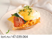 Вкусный бутерброд с флорентийским яйцом и беконом на тарелке, крупным планом. Стоковое фото, фотограф Pixel_shot / Фотобанк Лори
