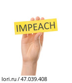 Рука, держащая бумагу с текстом IMPEACH на белом фоне. Стоковое фото, фотограф Pixel_shot / Фотобанк Лори