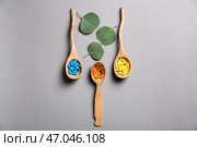Ложки с различными растительными таблетками на сером фоне. Стоковое фото, фотограф Pixel_shot / Фотобанк Лори