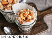 Баночки с вкусными сахарными орехами на столе, крупным планом. Стоковое фото, фотограф Pixel_shot / Фотобанк Лори