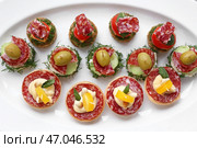 Вкусные канапе на тарелке, крупным планом. Стоковое фото, фотограф Pixel_shot / Фотобанк Лори