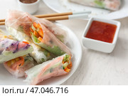 Вкусные рулетики с соусом на столе. Стоковое фото, фотограф Pixel_shot / Фотобанк Лори