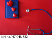 Стетоскоп с блокнотом и сердечками на цветном фоне. Стоковое фото, фотограф Pixel_shot / Фотобанк Лори