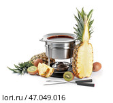 Фондю горшок с растопленным шоколадом и фруктами на белом фоне. Стоковое фото, фотограф Pixel_shot / Фотобанк Лори