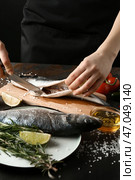 Женщина готовит вкусную свежую рыбу. Стоковое фото, фотограф Pixel_shot / Фотобанк Лори