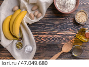 Рама изготовлена из ингредиентов для бананового хлеба на деревянный стол. Стоковое фото, фотограф Pixel_shot / Фотобанк Лори