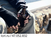 Бедный бездомный с бутылкой на улице. Стоковое фото, фотограф Pixel_shot / Фотобанк Лори