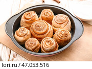 Противень с вкусными булочками с корицей на столе. Стоковое фото, фотограф Pixel_shot / Фотобанк Лори