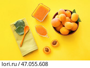 Вкусное варенье из абрикосов на цветном фоне. Стоковое фото, фотограф Pixel_shot / Фотобанк Лори